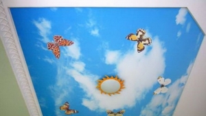 На фото: натяжной потолок с рисунком неба с бабочками