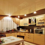 Натяжные потолки на кухне